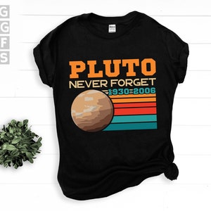 SVG, Png, Dxf, Eps - Pluto glöm aldrig, rolig retro Pluto planet grafisk konst, astronomi, yttre rymden, Vintergatan - omedelbara digitala nedladdningar