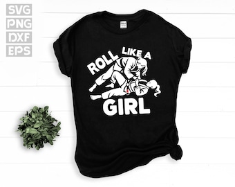 Può includere: T-shirt nera con grafica bianca di due donne in posa Jiu-Jitsu, con le parole "ROLL LIKE A GIRL" in lettere bianche. La maglietta presenta anche i loghi dei tipi di file SVG, PNG, DXF ed EPS.