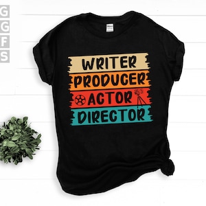 Può includere: T-shirt nera con le parole "WRITER PRODUCER ACTOR DIRECTOR" in un design retrò. Il design include una bobina cinematografica e una telecamera su un treppiede. La maglietta ha anche icone di tipo di file SVG, PNG, DXF ed EPS.