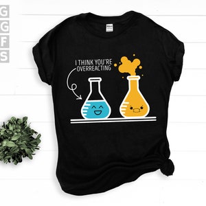 SVG, Png, Dxf, Eps - Gráfico de trocadilho de química exagerado com copos, humor científico, piada geek, humor nerd - downloads digitais instantâneos