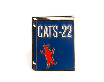 Cats-22 emaille pin | Catch-22 emaille pin | Emaille pin kattenboek | Boekcadeaus, cadeaus voor boekenliefhebbers, emaille pin voor boeken