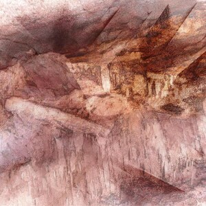 Può includere: Stampa d'arte digitale astratta con una composizione strutturata e stratificata in tonalità di marrone, rosa e bianco. L'opera d'arte ha una qualità ruvida e pittorica con forme angolari e un senso di profondità.