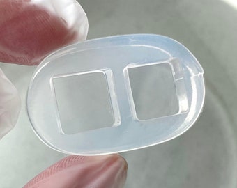Può includere: Uno stampo in silicone trasparente con due cavità quadrate. Lo stampo è progettato per realizzare oggetti in resina.