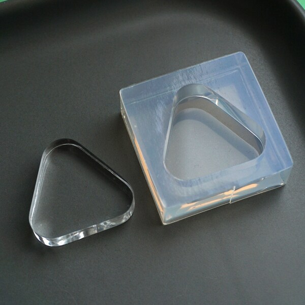 Moule en silicone transparent de forme plate et triangulaire. Moule transparent pour forme de triangle plat 30x30 mm. Epaisseur 8 mm.