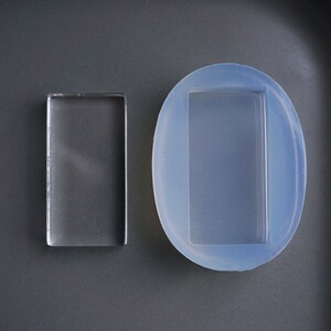 Peut inclure: Deux moules en r&eacute;sine transparente pour la cr&eacute;ation. Un moule est rectangulaire et l'autre est ovale avec une d&eacute;coupe rectangulaire.