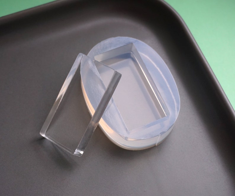Peut inclure: Deux moules en silicone transparents pour la coul&eacute;e de r&eacute;sine. Un moule est rectangulaire et l'autre est de forme ovale.