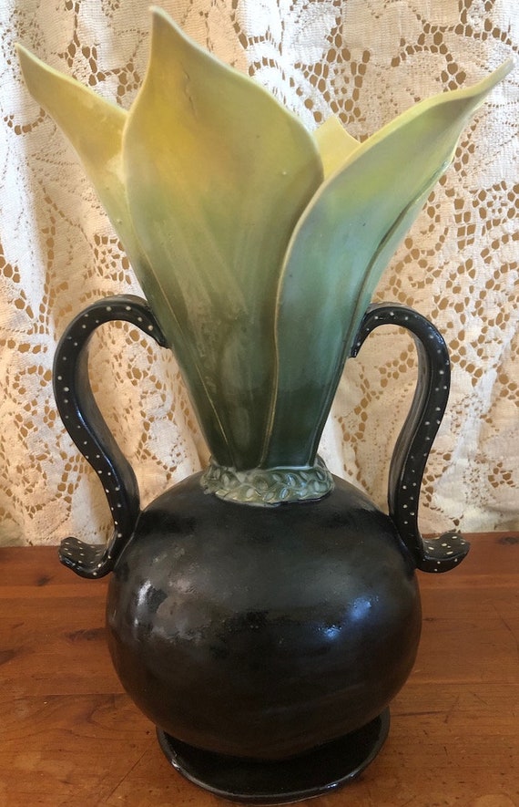 Decorative flower vase in porcelain | Etsy