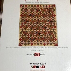 Puede incluir: Un kit de acolchado llamado "Spice it Up" de Jo Morton. El kit incluye un patrón, una regla de corte de esquina, triángulos en un rollo y telas para la parte superior del acolchado y el encuadernado. El tamaño del acolchado terminado es de 173 cm por 201 cm. El kit es de Moda Fabrics.