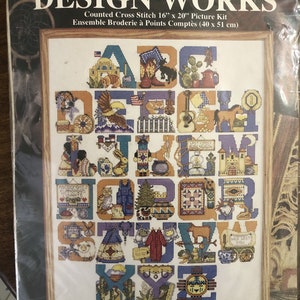 Peut inclure: Un kit de point de croix compté avec un alphabet coloré sur le thème du sud-ouest. Le kit comprend un tissu Aida 100% coton, du fil à broder, une aiguille et des instructions. Le design est de Joan Elliott et s'intitule "Design Works".