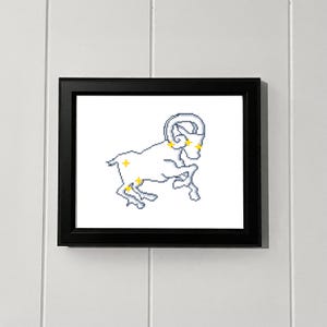 Puede incluir: Una taza de cerámica blanca con asa negra y el texto "But First, Coffee" en negrita negra. La taza se encuentra sobre un fondo borroso, sugiriendo un ambiente acogedor.