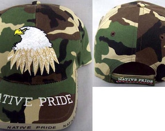 Gorra de béisbol Native Pride bordada.... Águila y plumas - Color camuflaje - Estilo Uni-Sex - Envío GRATIS a EE. UU.--(CapNp605C)