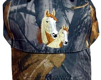 2 caballos - Gorra de béisbol Native Pride bordada - Color camuflaje - Estilo Uni-Sex -- Envío GRATIS a EE. UU.-- (CapNp309C)