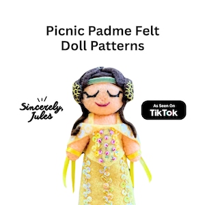 Op de afbeelding: Een viltpop met donkerbruin haar in zijwaartse knotjes, gekleed in een gele jurk versierd met iriserende lovertjes. De tekst luidt Picnic Padme Felt Doll Patterns, Sincerely, Jules en As Seen On TikTok. De pop heeft gesloten ogen.