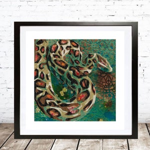 Peut inclure: Une estampe encadrée d'un serpent coloré avec un motif sur fond bleu-vert. Le serpent est enroulé et présente un motif or et noir.