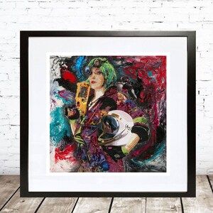 Puede incluir: Una pintura abstracta colorida de una mujer que lleva un casco verde y negro y una chaqueta morada y negra. Ella sostiene un objeto amarillo y negro en su mano izquierda y un casco blanco en su mano derecha. El fondo es una mezcla de rojo, azul y negro.