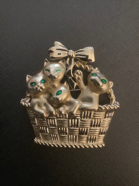 VINTAGE SKU 4-A5-00029799 Large Gold Tone Metal Cat Brooch Black Eye Cat Brooch