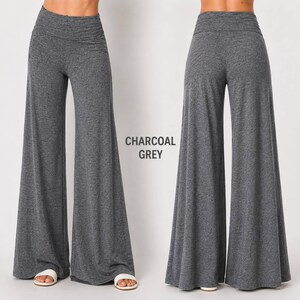 Puede incluir: Pantalones de color gris carb&oacute;n con pernera ancha y cintura alta. La prenda se muestra tanto de frente como de espaldas. El texto CHARCOAL GREY est&aacute; impreso en el centro entre las dos vistas de los pantalones, que tienen un corte holgado.