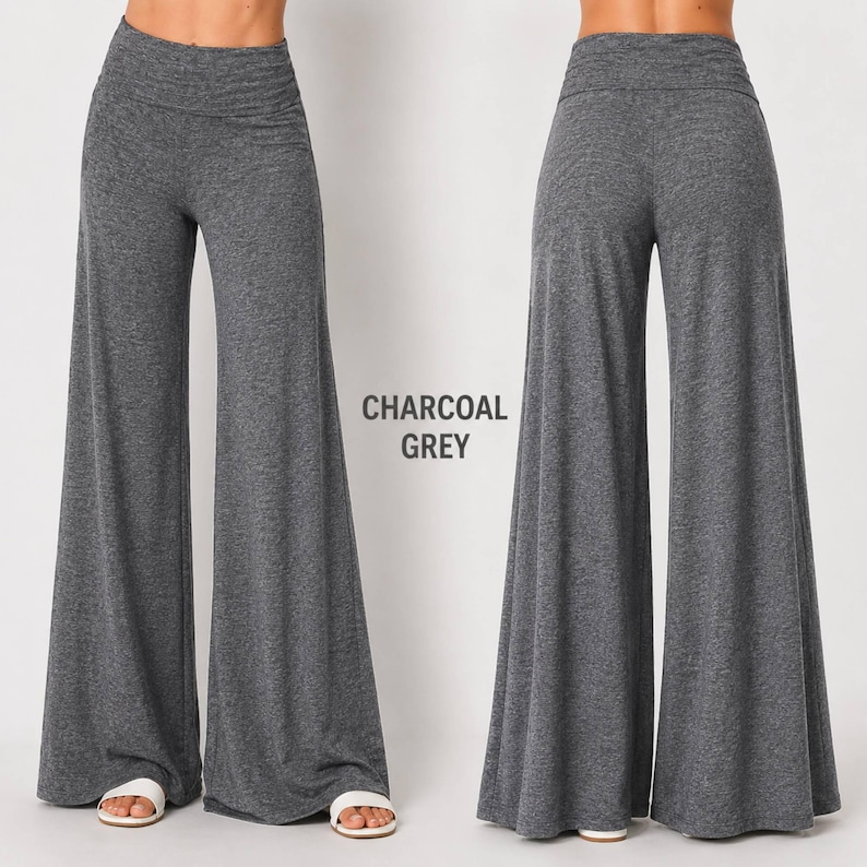 Puede incluir: Pantalones de color gris carb&oacute;n con pernera ancha y cintura alta. La prenda se muestra tanto de frente como de espaldas. El texto CHARCOAL GREY est&aacute; impreso en el centro entre las dos vistas de los pantalones, que tienen un corte holgado.