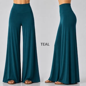 Puede incluir: Pantalones de pierna ancha y cintura alta en color verde azulado s&oacute;lido. La prenda presenta una cintura lisa y ajustada con una silueta suelta y fluida que llega hasta el suelo. La palabra TEAL est&aacute; impresa en el centro entre ambas vistas.