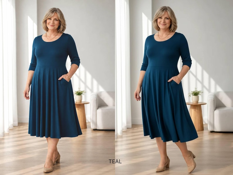 Op de afbeelding: Tealkleurige jurk met een ronde hals en driekwartmouwen. De jurk heeft een uitlopende rok met zakken en valt tot halverwege de kuit. Het model draagt beige hakken. Het woord "TEAL" staat onderaan de afbeelding.