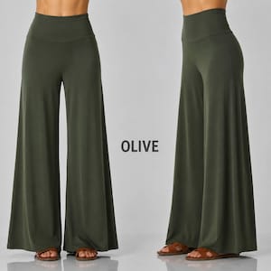 Puede incluir: Pantalones de color verde oliva de talle alto y pernera ancha, confeccionados en un tejido liso y de color s&oacute;lido con una silueta relajada y fluida que llega hasta el suelo. La palabra OLIVE aparece impresa en negro entre ambas vistas.