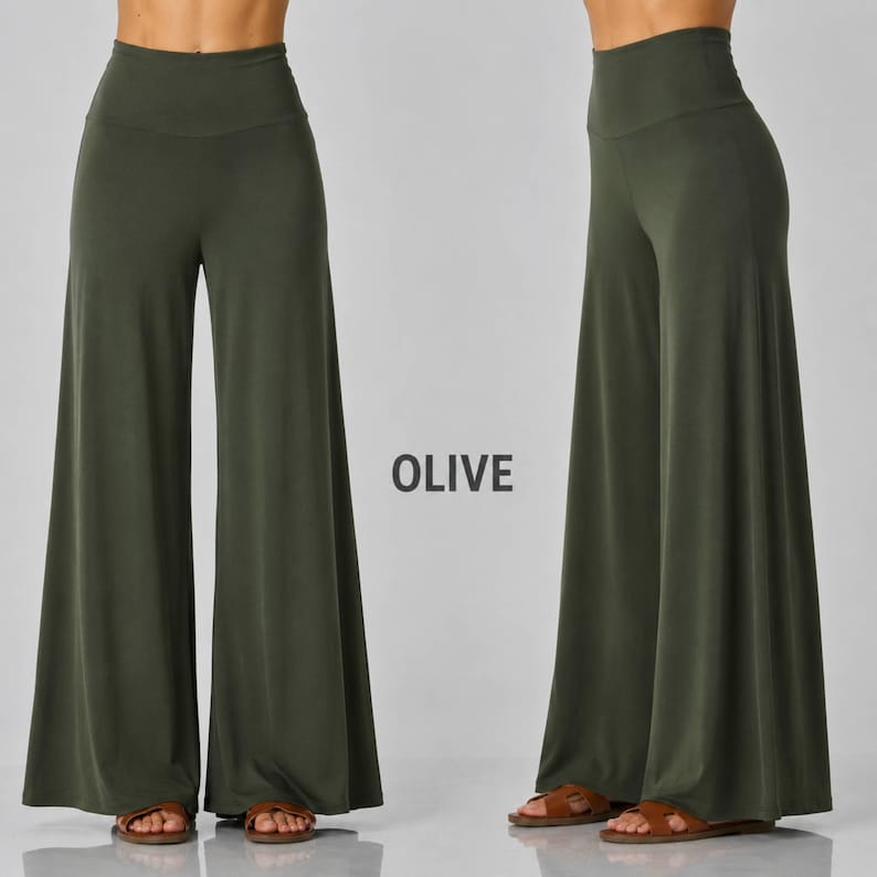 Puede incluir: Pantalones de color verde oliva de talle alto y pernera ancha, confeccionados en un tejido liso y de color s&oacute;lido con una silueta relajada y fluida que llega hasta el suelo. La palabra OLIVE aparece impresa en negro entre ambas vistas.