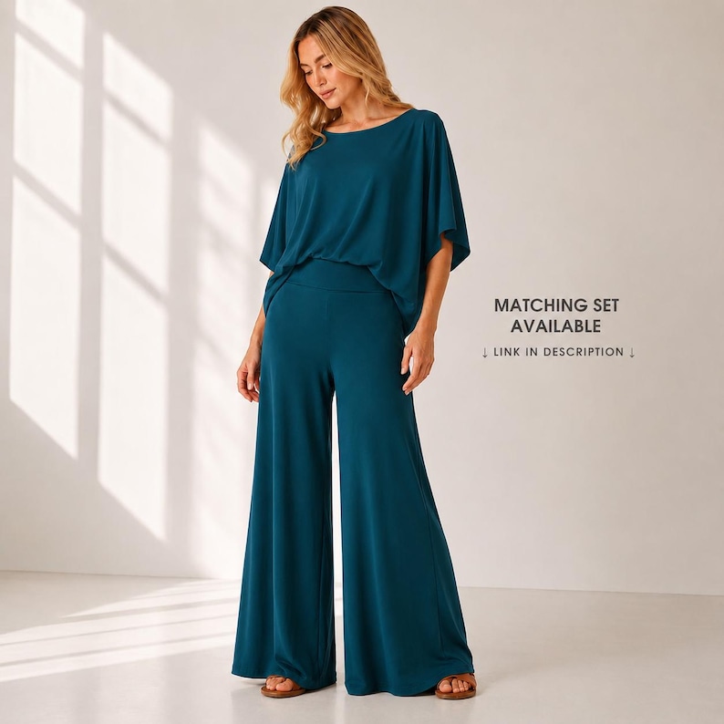 Puede incluir: Un conjunto de dos piezas en color verde azulado que consta de una parte superior de manga corta con un ajuste holgado y drapeado y pantalones a juego de pierna ancha. El texto a la derecha dice: MATCHING SET AVAILABLE &darr; LINK IN DESCRIPTION &darr;.