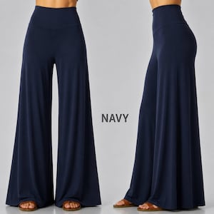 Puede incluir: Pantalones azul marino de talle alto y pernera ancha con un dise&ntilde;o de color s&oacute;lido y una silueta holgada y fluida. La prenda se muestra desde un &aacute;ngulo frontal y lateral, con la palabra NAVY impresa en el centro entre ambas vistas.