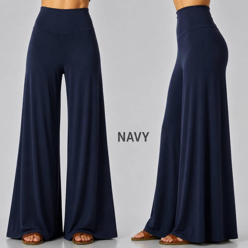Puede incluir: Pantalones azul marino de talle alto y pernera ancha con un dise&ntilde;o de color s&oacute;lido y una silueta holgada y fluida. La prenda se muestra desde un &aacute;ngulo frontal y lateral, con la palabra NAVY impresa en el centro entre ambas vistas.