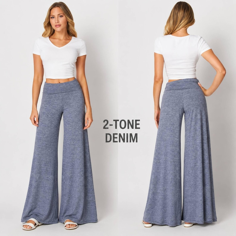 Puede incluir: Un top corto blanco de manga corta con cuello en V combinado con pantalones de pierna ancha y cintura alta en tela azul jaspeada. El texto 2-TONE DENIM est&aacute; centrado entre las vistas frontal y trasera del conjunto con pretina plegable.