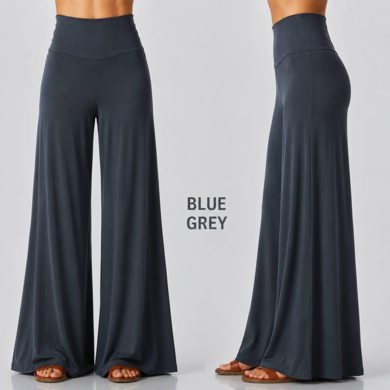 Puede incluir: Un pantal&oacute;n de talle alto y pernera ancha en un color azul gris&aacute;ceo s&oacute;lido. El pantal&oacute;n presenta una cintura lisa y ajustada con una silueta holgada y fluida que llega hasta el suelo. El texto "BLUE GREY" aparece impreso en el centro.