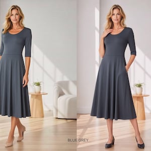 Op de afbeelding: Een blauwgrijze midi-jurk met een ronde hals en driekwartmouwen. De jurk heeft een getailleerd lijfje en een uitlopende rok, met zakken. Het model draagt hakken. De tekst "BLUE GREY" staat onderaan de afbeelding.