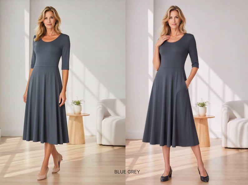 Op de afbeelding: Een blauwgrijze midi-jurk met een ronde hals en driekwartmouwen. De jurk heeft een getailleerd lijfje en een uitlopende rok, met zakken. Het model draagt hakken. De tekst "BLUE GREY" staat onderaan de afbeelding.