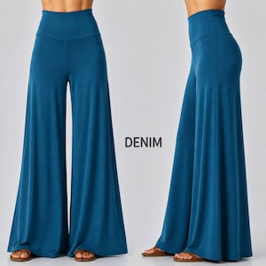 Puede incluir: Pantalones de tiro alto y pernera ancha en un color azul denim s&oacute;lido. La prenda presenta una cintura lisa y ajustada con una silueta holgada y fluida que llega hasta el suelo. La palabra DENIM aparece impresa en texto negro entre las vistas.