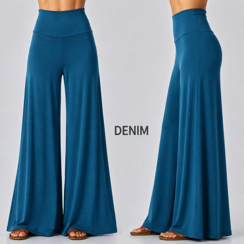 Puede incluir: Pantalones de tiro alto y pernera ancha en un color azul denim s&oacute;lido. La prenda presenta una cintura lisa y ajustada con una silueta holgada y fluida que llega hasta el suelo. La palabra DENIM aparece impresa en texto negro entre las vistas.