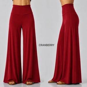 Puede incluir: Pantalones de tiro alto y pernera ancha en un color rojo ar&aacute;ndano s&oacute;lido. La prenda se muestra tanto de frente como de perfil, con una cintura lisa y una silueta larga y fluida que llega hasta los tobillos.