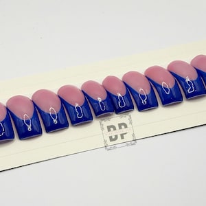 Blaue französische Nägel| Volle französische Spitze| Französische Spitze drücken Sie auf die Nägel| Geschwungene Nägel|Medium Nägel| Hartes Gel |Geschwungene Presse auf Nägel|Drücken Sie auf die Nägel