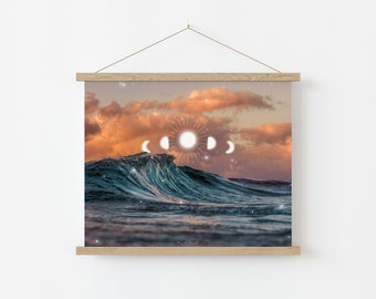 Könnte beinhalten: Ein digitaler Kunstdruck mit einer großen Ozeanwelle, die gegen einen Sonnenunterganghimmel kracht. Die Welle ist türkis und blau, und der Himmel ist ein Farbverlauf von Orange, Rosa und Lila. Eine weiße Sonne und Mondphasen sind über den Himmel gelegt.