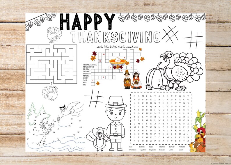 以下が含まれることがあります： 「HAPPY THANKSGIVING」の文字が入った、白黒の感謝祭アクティビティプレースマット。迷路、クロスワードパズル、点つなぎ、単語検索、七面鳥、巡礼者、カボチャのイラストが含まれています。