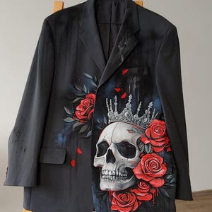 手描きのカスタムジャケット、服に描かれた頭蓋骨と赤いバラの模様、ユニークなデザインのオーバーサイズジャケット、ハロウィンスタイルのブレザー