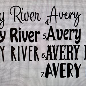 Peut inclure: Image en noir et blanc pr&eacute;sentant les mots "Avery River" dans sept styles de police diff&eacute;rents. Le texte est dispos&eacute; en grille, illustrant diverses options de conception de lettrage.