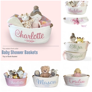 Peut inclure: Des paniers en corde blanche avec des noms brod&eacute;s, remplis de jouets en peluche et de couvertures. Les paniers sont &eacute;tiquet&eacute;s "Charlotte", "Madeline", "Eliza", "Joanie", "Mason" et "Emilia". Le texte "Baby Shower Baskets" est &eacute;galement visible.