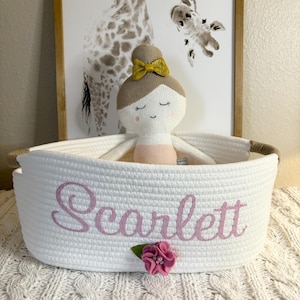 サンプルまたは返品またはNGシーン - 名前はSCARLETTのみ - 女の子用バスケット アイボリークリームとモーブ色の花 ベビーブックバスケット ベビーシャワーバスケット