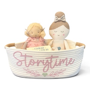 Cesta de cuentos para baby shower Cesta de regalo con libros para bebé niño o niña Cesta de lectura de libros Linda hora del cuento Lleva un libro al baby shower imagen 6