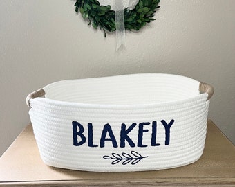 Muestras, devoluciones o errores: solo nombre Blakely - canasta para niña - canasta de color marfil con el nombre azul marino "Blakely" como se muestra