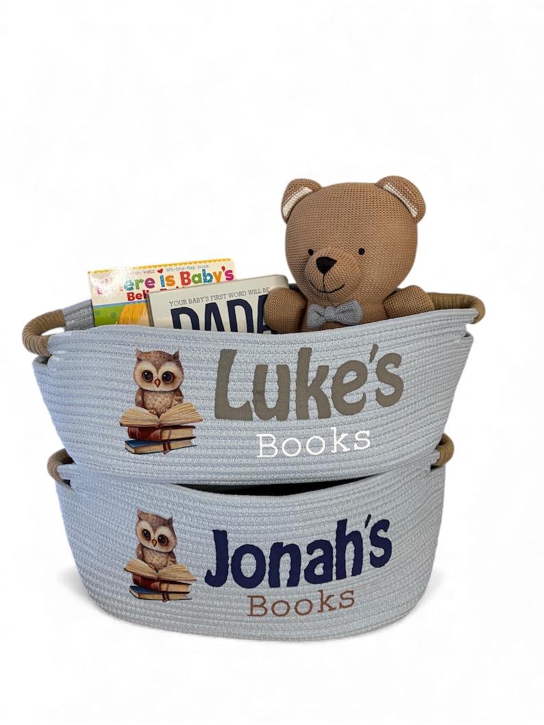 Peut inclure: Deux paniers en corde bleu clair, &eacute;tiquet&eacute;s "Luke's Books" et "Jonah's Books". Chaque panier pr&eacute;sente un dessin de hibou et contient des livres et un ours en peluche. Les paniers sont con&ccedil;us pour ranger les livres pour enfants.