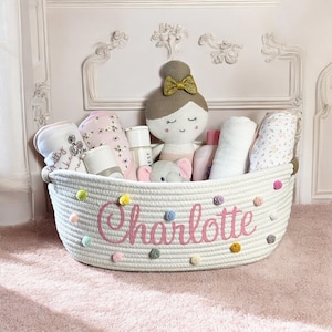 Personalisierter Spaß Baby-Geschenk-Korb, Babyparty-einzigartiger Korb, Korb mit Tupfenpom-Poms rosa Lavendel-Blau alles Gute zum Geburtstaggeschenk