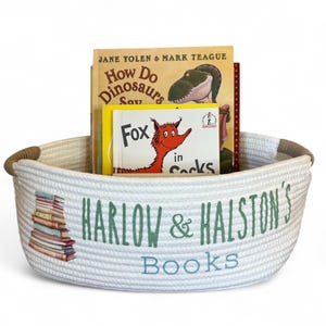 BÜCHERKORB mit Name für Baby Shower Baby Geschenk Korb Baby Geschenk Junge Geschenk Einzigartiges Geschenk Erinnerungskorb Benutzerdefinierte Storybook Halter