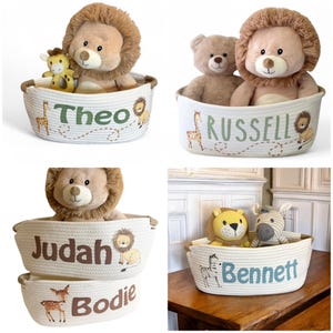 Peut inclure: Des paniers en corde blanche avec des noms personnalis&eacute;s et des motifs d'animaux de safari. Chaque panier contient une peluche, comme un lion ou un ours. Les noms "Theo", "Russell", "Judah", "Bodie" et "Bennett" sont affich&eacute;s.