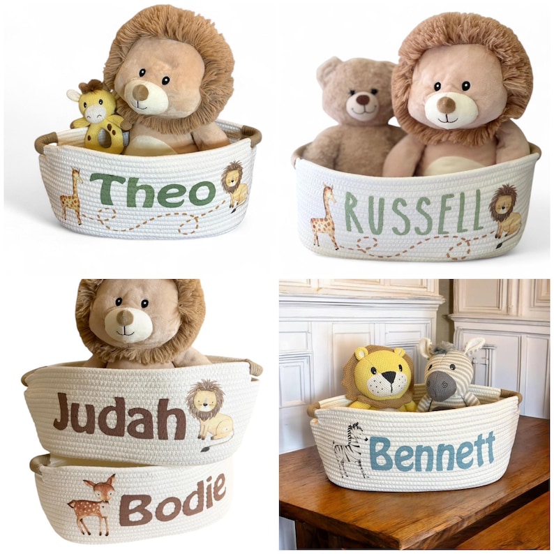 Peut inclure: Des paniers en corde blanche avec des noms personnalis&eacute;s et des motifs d'animaux de safari. Chaque panier contient une peluche, comme un lion ou un ours. Les noms "Theo", "Russell", "Judah", "Bodie" et "Bennett" sont affich&eacute;s.